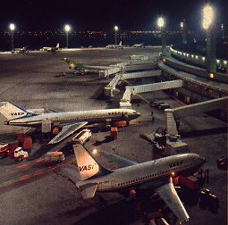 Aeroporto do galeão nos anos 80. Note um 727 semelhante ao PP-SRK